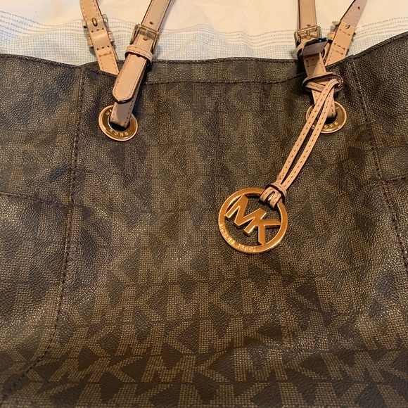 Michael Kors East/West Monogrammed Jet Set Tote - Picture 2 of 7